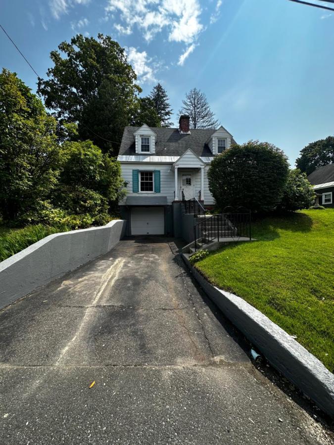 Cute Cape Cod Style Home Піттсфілд Екстер'єр фото